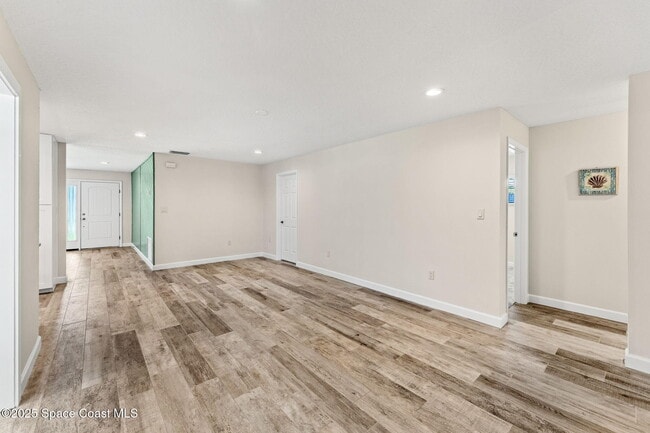 Building Photo - 215 S Robert Way