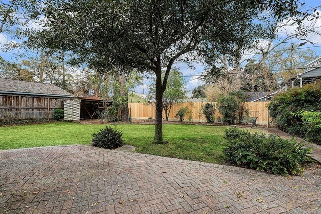 Building Photo - 1051 Gardenia Dr