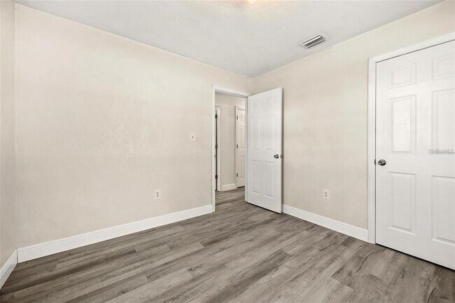 Building Photo - 950 Pearl Dr