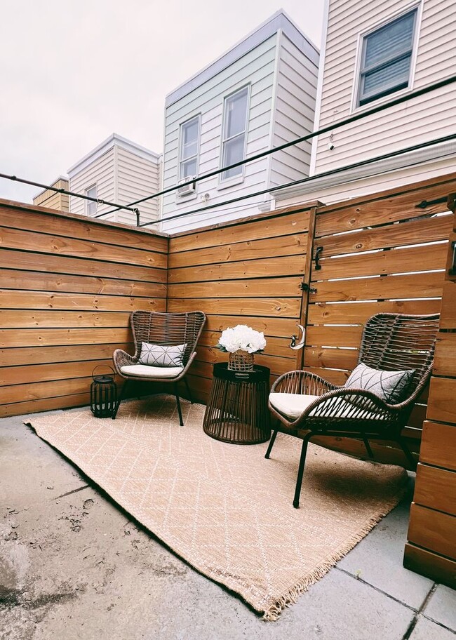 Building Photo - Gorgeous 2-Bed Townhome in Pennsport! Available on NOW!