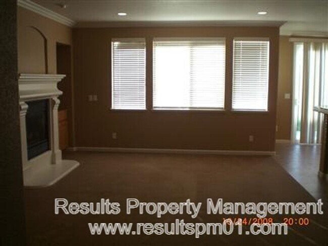 Building Photo - Lincoln 3 Bed 2 Bath Single Story Gem!