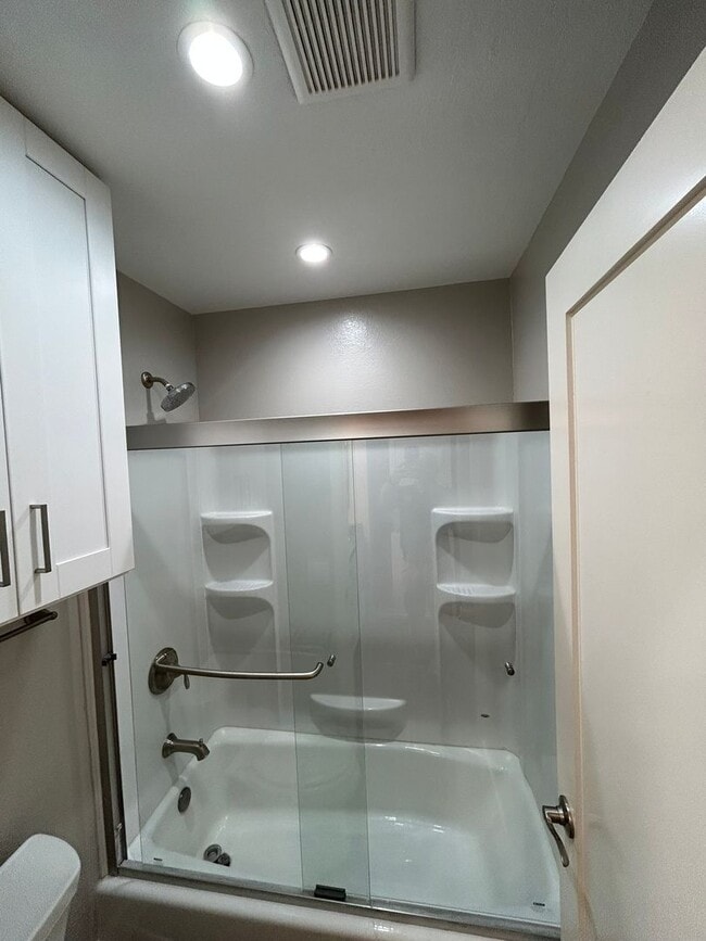 Building Photo - 1 Bedroom Condo West of I-5 in Del Mar