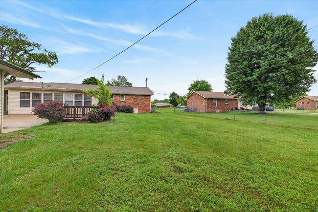 Building Photo - 2 Bedroom Dog Friendly Home For Rent With Large Bonus Room!