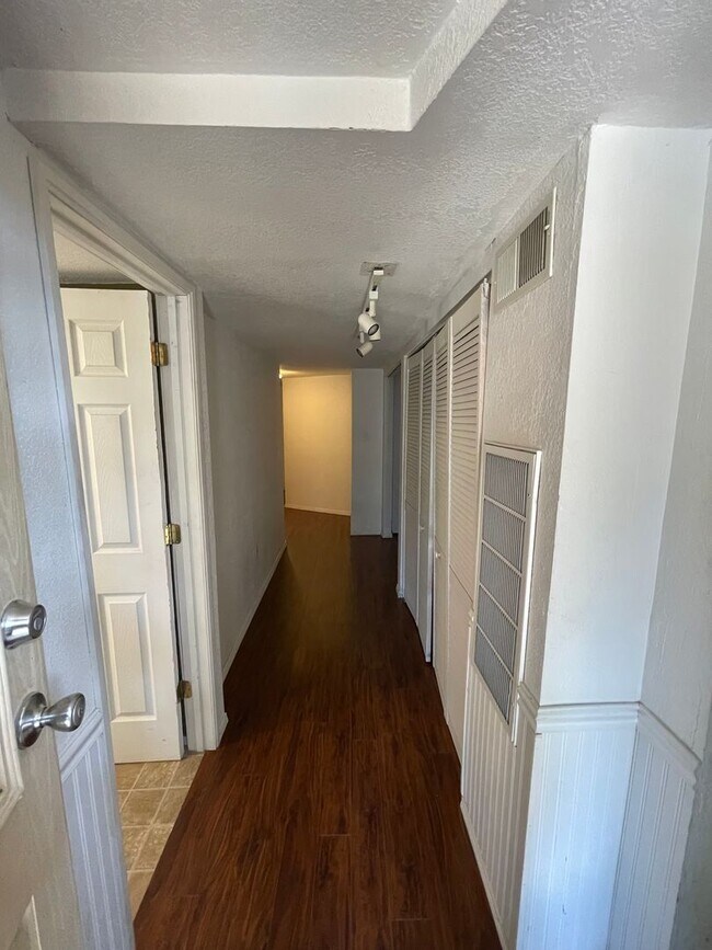 Building Photo - ALL UTILITIES INCLUDED - 3 bed duplex