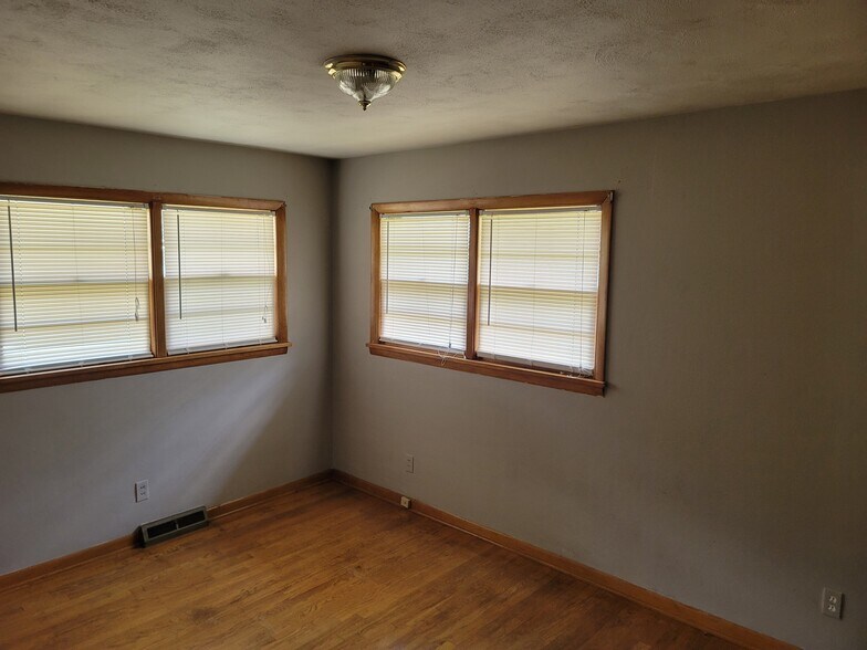 Bedroom - 1127 Aebersold Dr