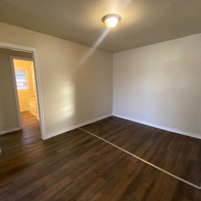 Building Photo - $0 First Month's Rent / $0 Deposit at Move-in