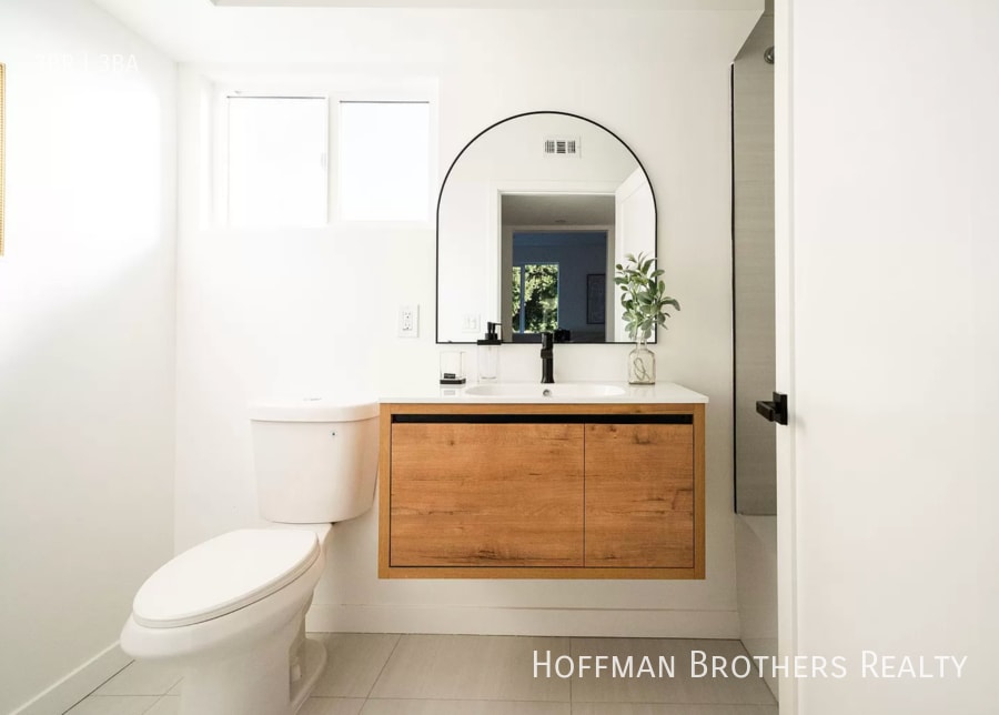 Building Photo - 2681 Roseview Ave