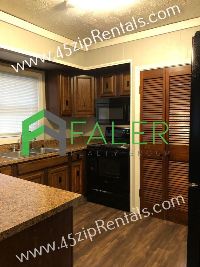 Building Photo - Belmont Ranch with LOTS of Space!