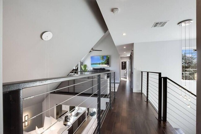 Building Photo - 1802 W 10th St