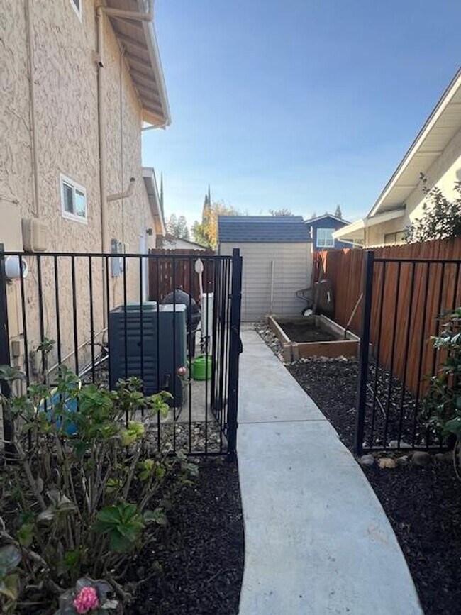 Building Photo - FAIR OAKS BEAUTY WITH POOL, SPA & SOLAR!!