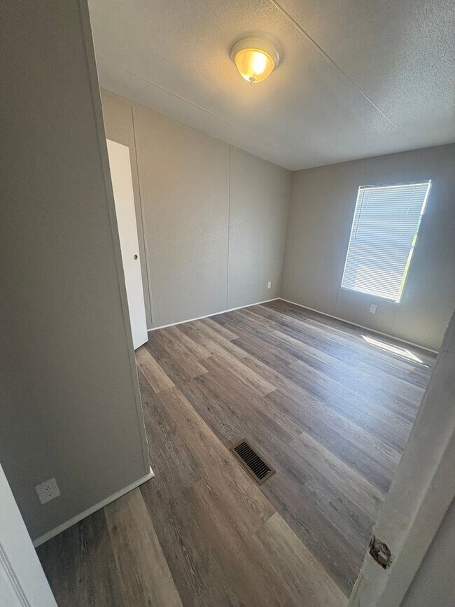 Building Photo - 4 Bed/2 Bath Mobile Home