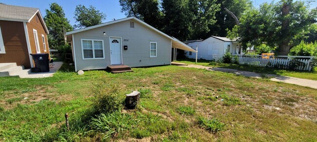 Building Photo - Cute 5 bedroom House