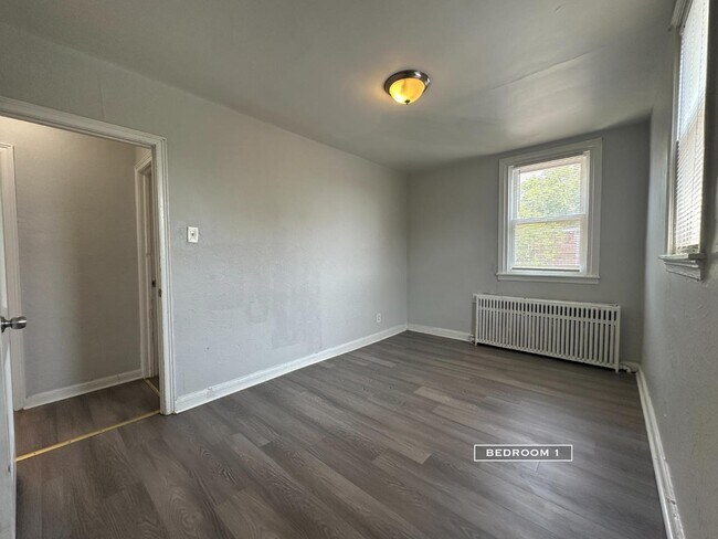 Building Photo - 1033 Fanshawe St
