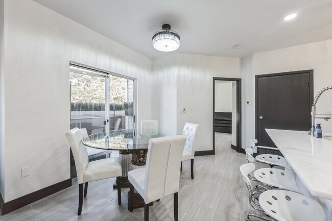 Building Photo - Beautiful Remodeled 2 Bedroom/2 Bathroom Condo is DTC!