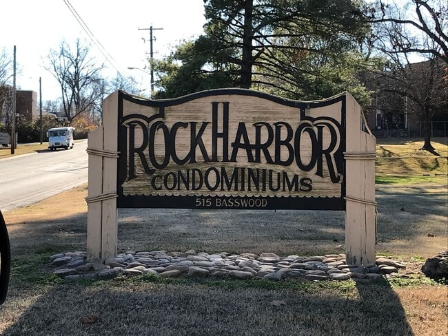 Building Photo - Awesome 2 Bedroom Condo Near the River!