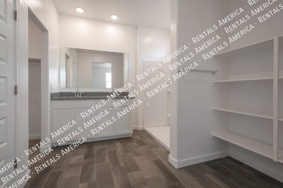 Building Photo - 22560 N Lynn St
