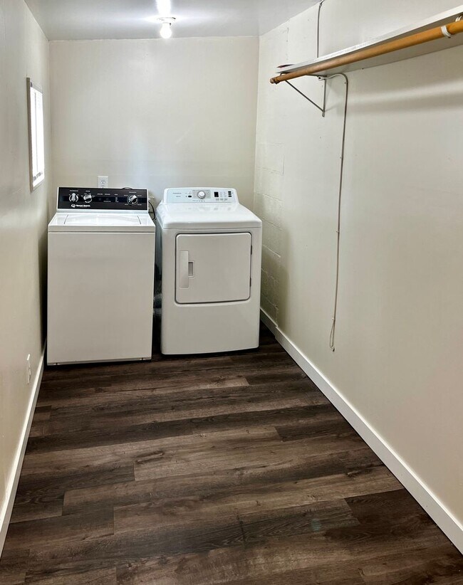 Building Photo - 2 Bedroom Single Family