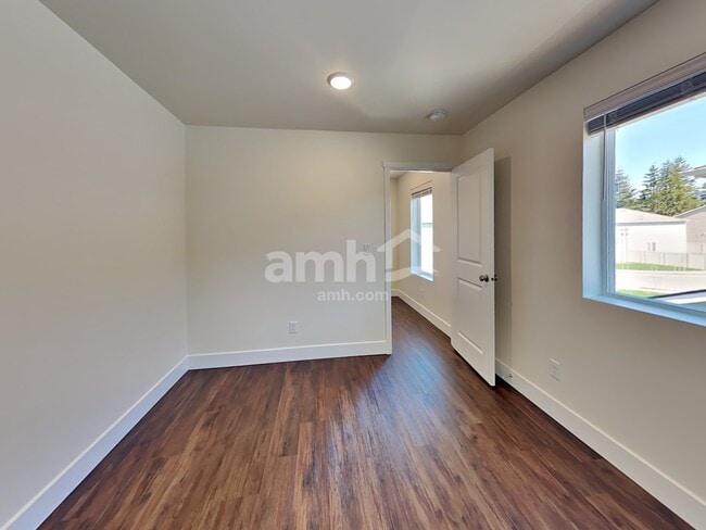 Building Photo - 390 Smith Dr