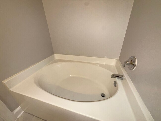 Building Photo - Renovated Cornelius Condo | Two Covered Balconies | Walk to Downtown & Antiquity | Lake Norman Area