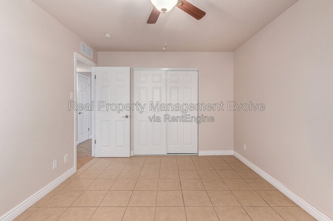 Building Photo - 5438 S 46th Pl