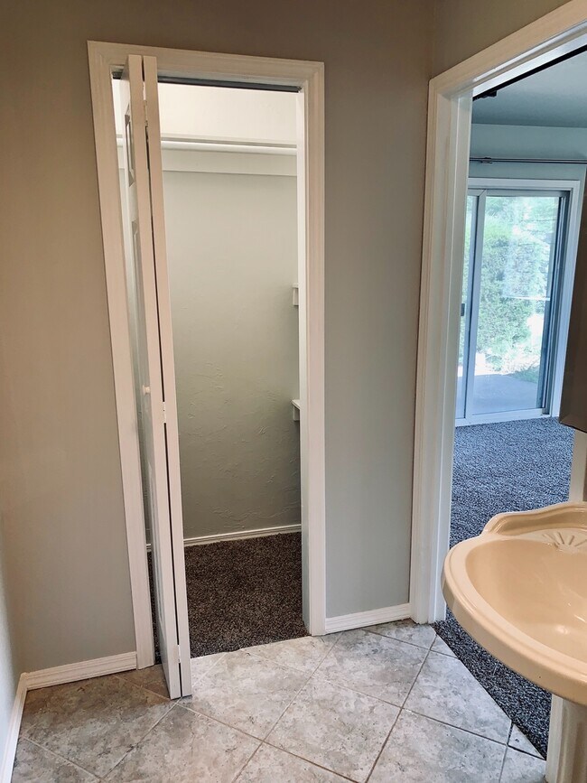 Building Photo - Awesome 3BD 2BA Home with HUGE Primary Bedroom in Lakewood Addition!!