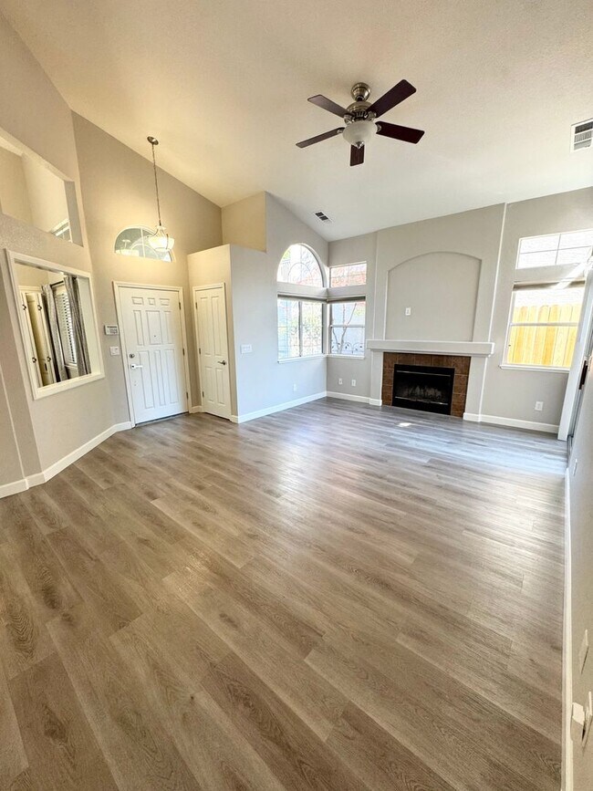 Building Photo - Move-In Ready 3-Bed, 2-Bath Home in Roseville! SEE VIDEO