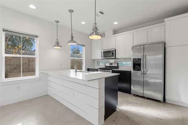 Building Photo - 1003 Fiesta St