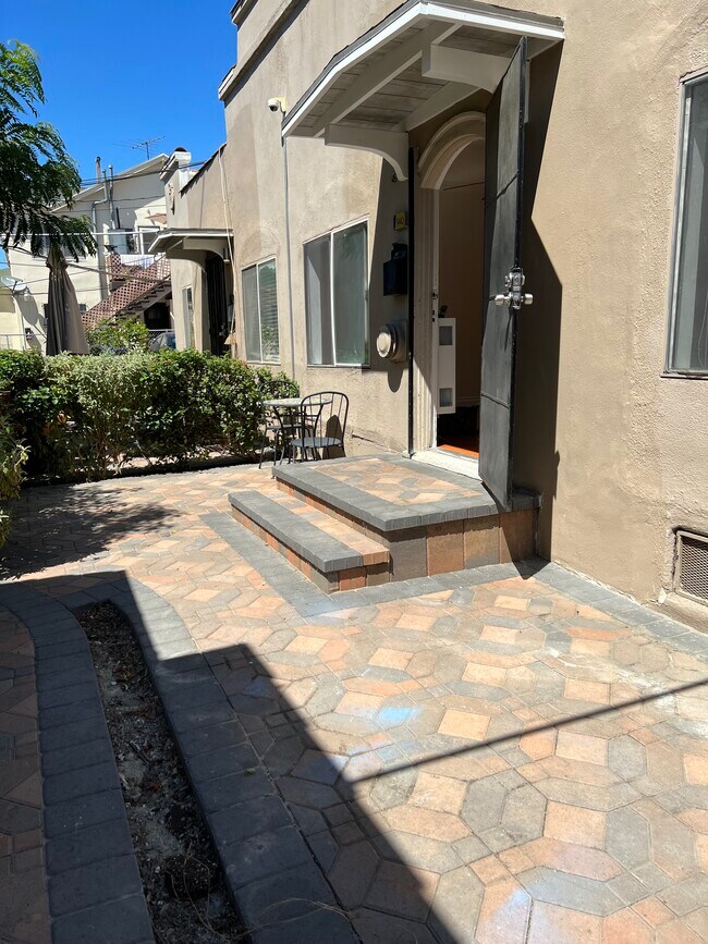 Building Photo - 940 N Serrano Ave