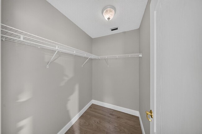Building Photo - Renovated Brick Home in Gated Community