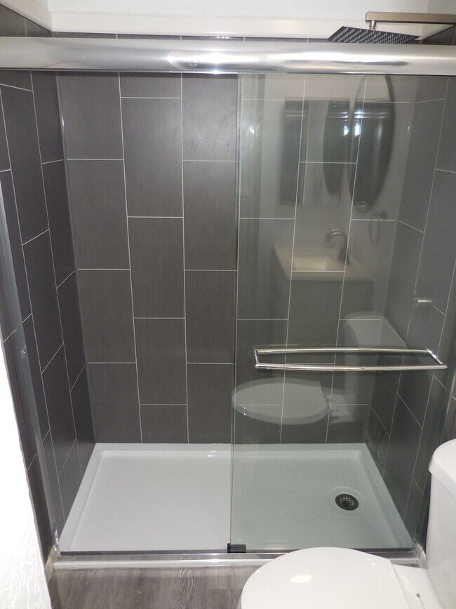 Building Photo - Beautifully Updated Corner Unit with Mount...