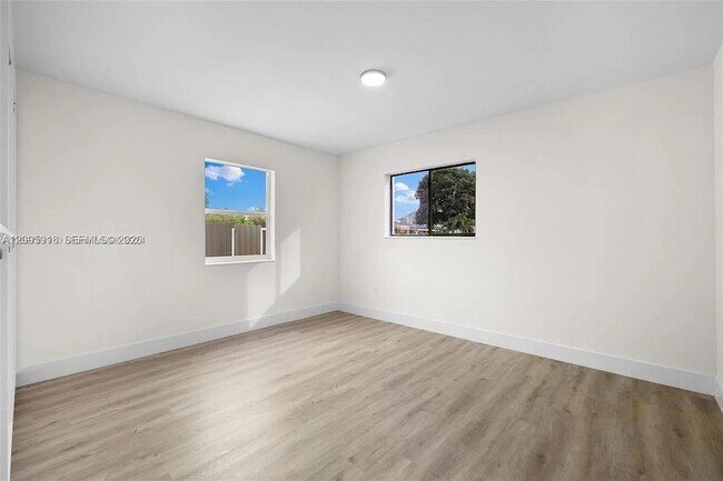 Building Photo - 331 W 40th Pl
