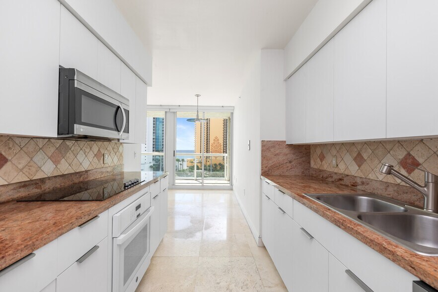 Building Photo - 16400 Collins Ave