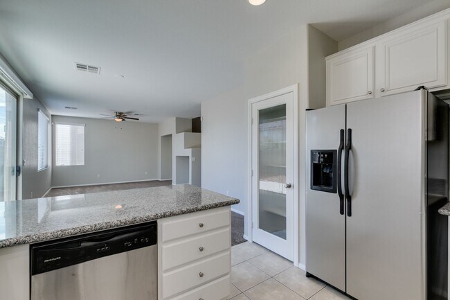 Building Photo - 3 bedroom + Den! Ready for immediate move ...