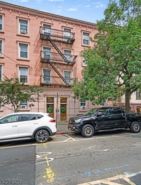 Building Photo - 137 Park Ave