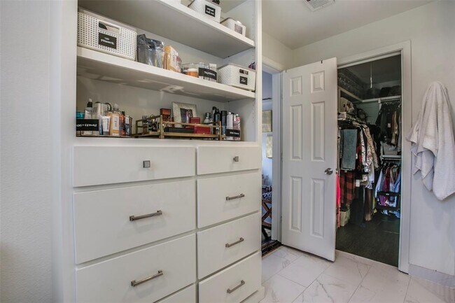 Building Photo - 4559 Elsby Ave