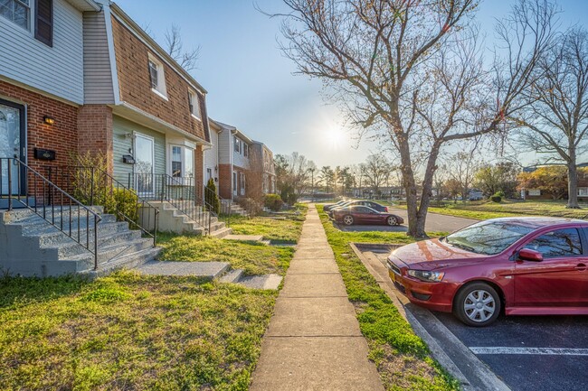 Building Photo - Terrific townhouse with off-street parking...