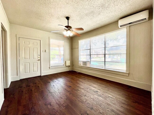 Building Photo - 521 W Collins St