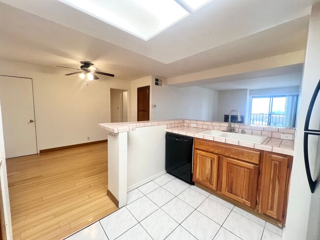 Building Photo - Roomy Signal Hill condo in Hillside Pines ...