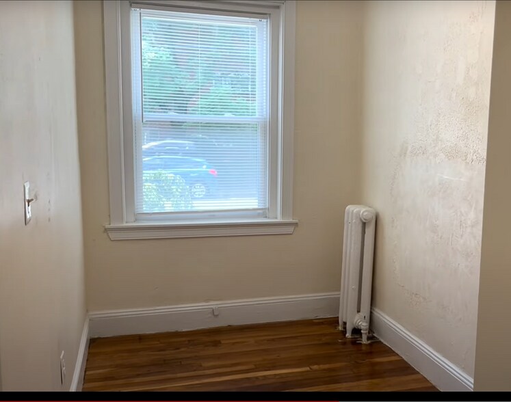 Building Photo - 208 Kelton St