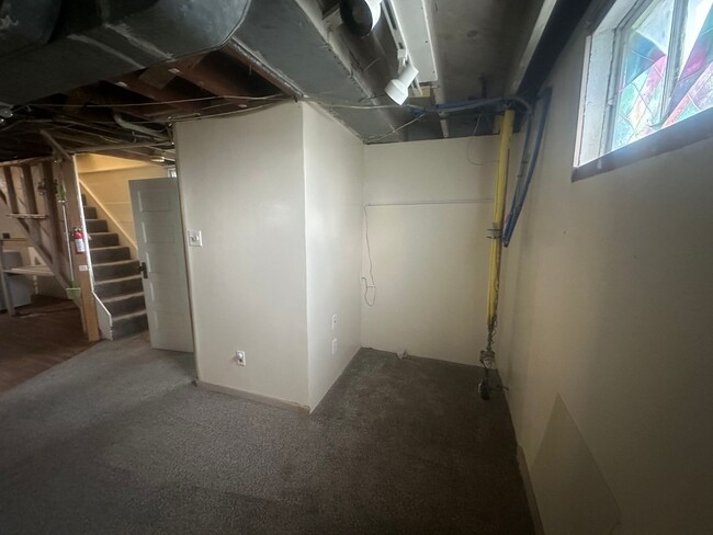 Building Photo - 2 bedroom, 1.5 bathroom, pet friendly home...