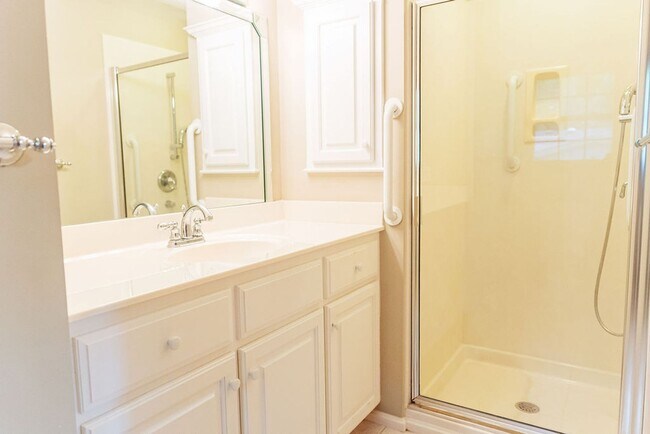 Building Photo - 3 Bed 3 Bath Home