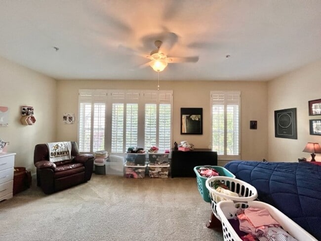 Building Photo - Very spacious and bright!