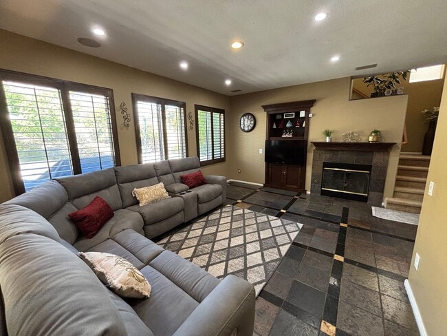 Building Photo - Spacious 3-Bedroom Home with a Big Loft & ...