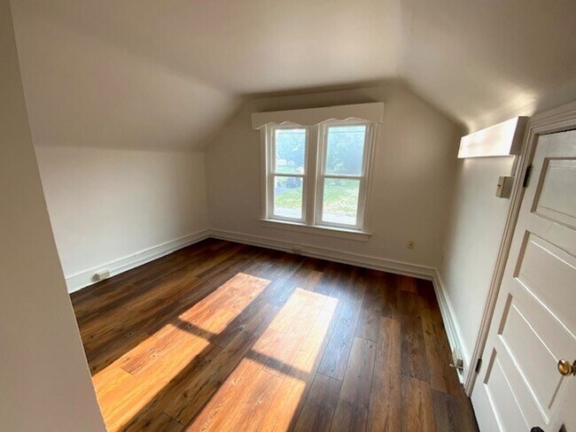 Building Photo - 3 Bedroom Home on Large Lot!