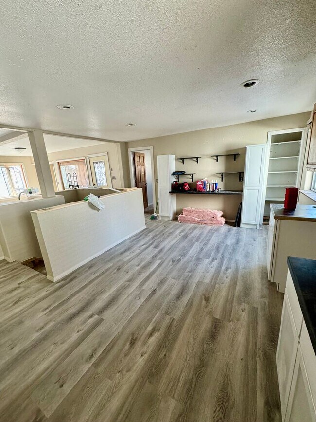 Building Photo - 4 Bedroom Single Family House