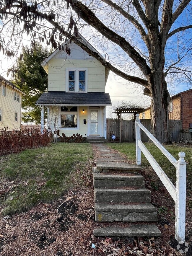 Building Photo - Charming 2 bedroom 2.5 bath single family ...