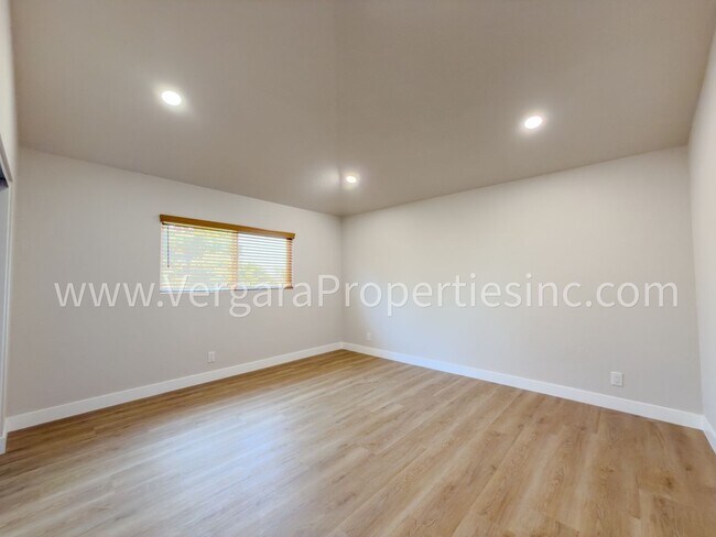 Building Photo - 1136 Gian Dr