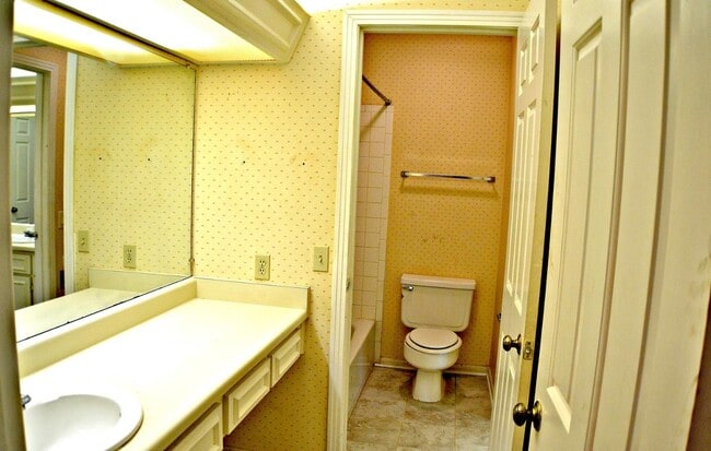 Building Photo - 165 W Rampart Dr