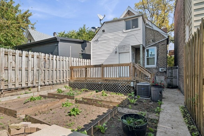 Building Photo - 1426 N Avers Ave