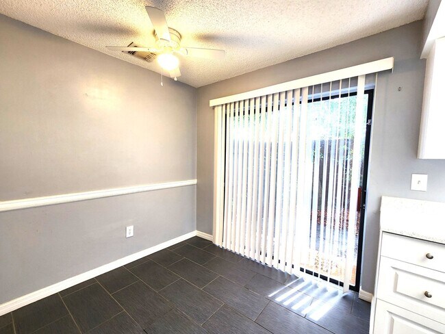 Building Photo - 2-story townhome - Private Patio - Pool - ...